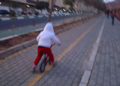 اکتای در حال دوچرخه سواری