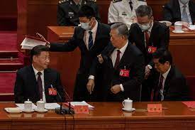 رئیس جمهور چین، شی جین پینگ (سمت چپ) نگاه می کند که رئیس جمهور سابق هو جین تائو از جلسه پایانی بیستمین کنگره ملی حزب کمونیست چین در تالار بزرگ مردم در پکن در 22 اکتبر اسکورت می شود.