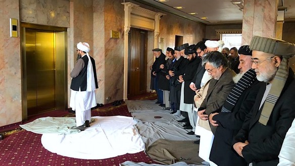 یک عالم دینی افغان می گوید که نماز خواندن پشت عضو طالبان در شرع توجیه نشده است
