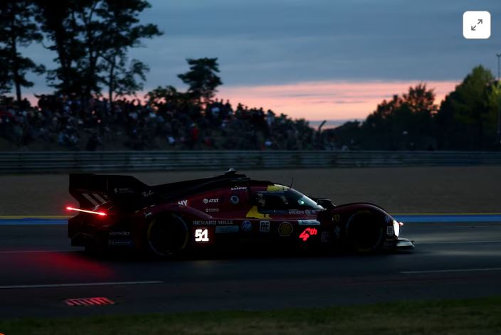 پیست دو لا سارت، لومان، فرانسه - ۱۴ ژوئن ۲۰۲۵ الساندرو پیر گویدی، جیمز کالادو و آنتونیو جوویناتزی از تیم فراری ای‌اف کورس در جریان ۲۴ ساعته لومان