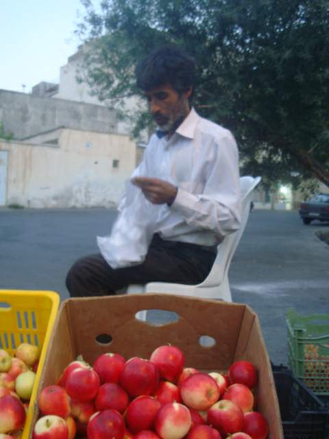  مرد سیب فروش در  کوچه حسن تبریز