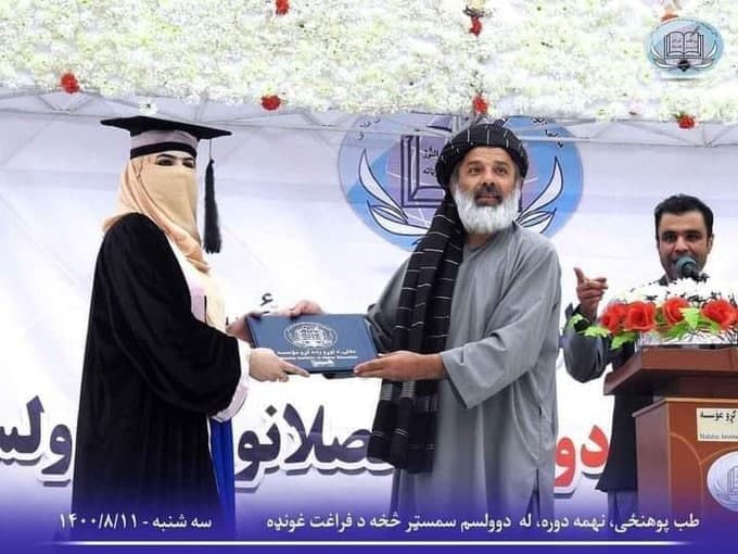 اهدای سند فارغ التحصیلی دختر از دانشکده طب، توسط پدرش در قندهار   