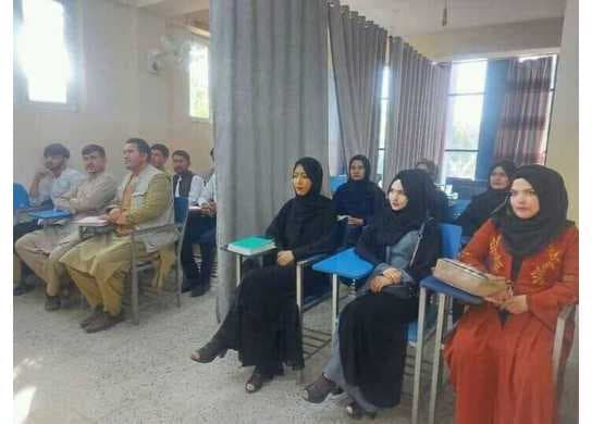 کلاس های دیوار کشی شده طالبان