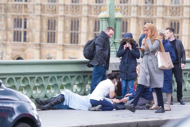 عبور یک زن همراه با گوشی